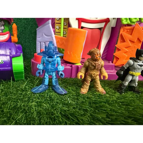 Fisher-Price Imaginext DC Super Friends The Joker's Fun House 2009 w/ Figures - Picture 2 of 9